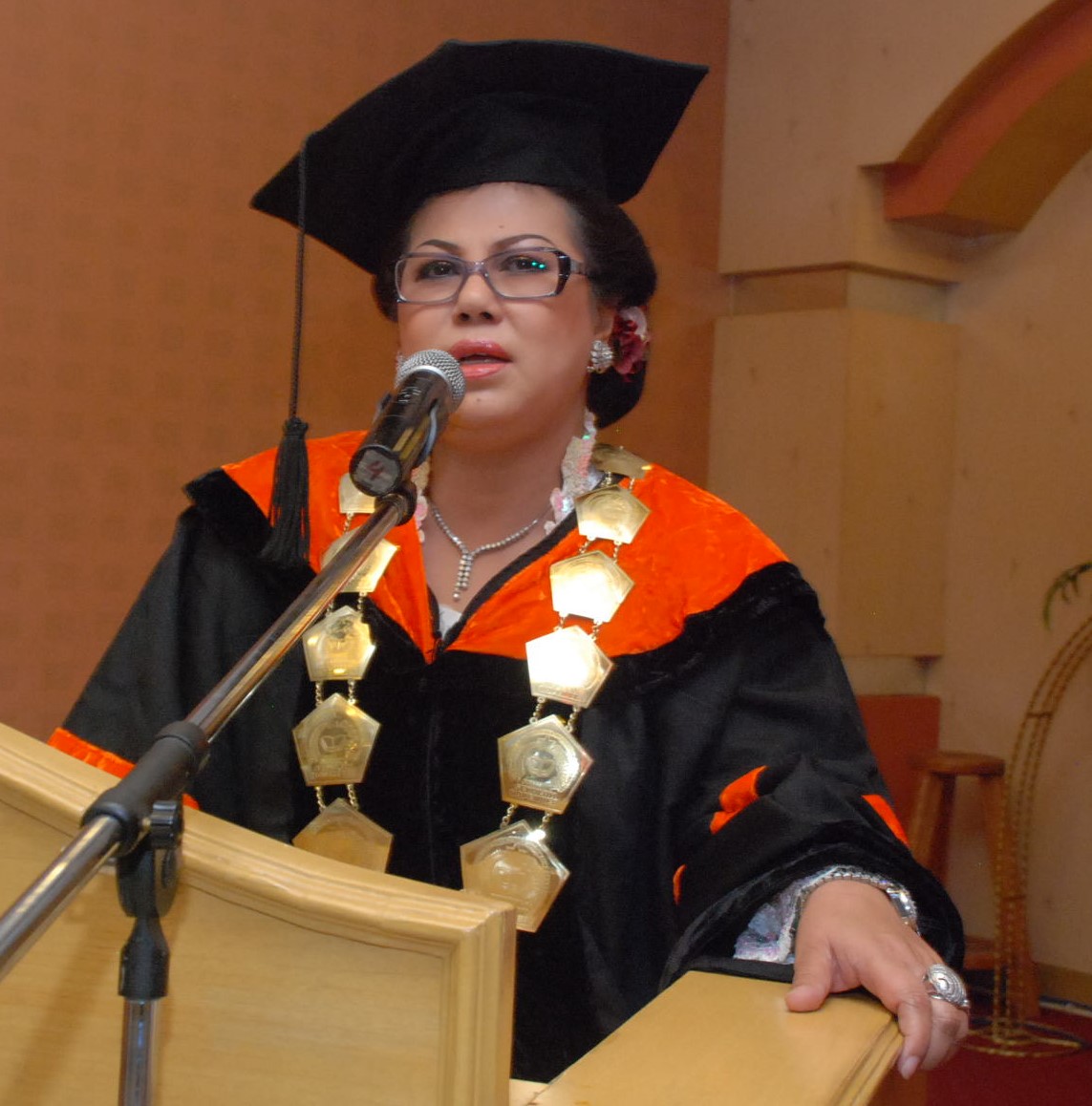 Foto Dr. Rosiyati M.H. Thamrin, SE, MM